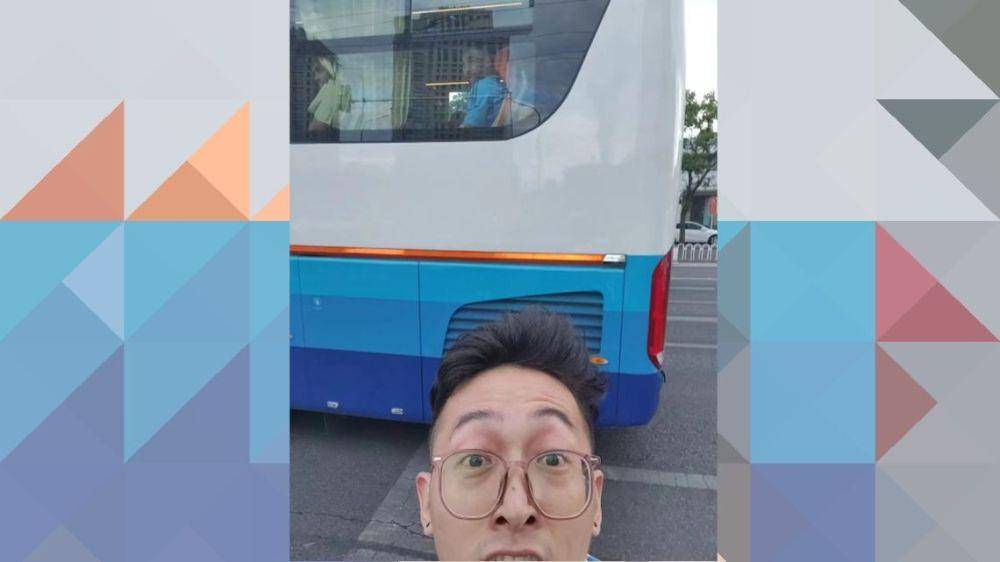 Selfie yang diabadikan seorang fan saat hendak memotret Lionel Messi yang ada di bus tim Argentina (Buenos Aires Times)