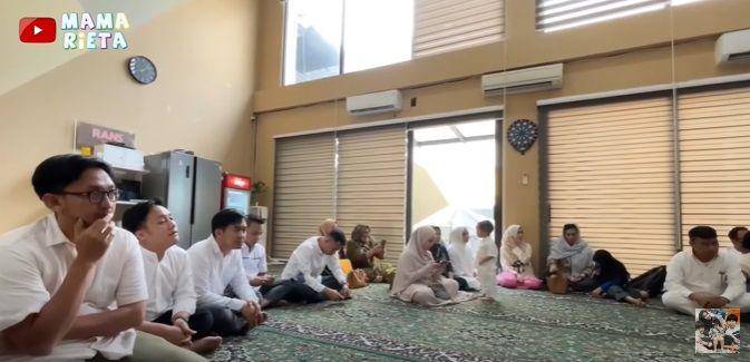 potret Raffi Ahmad manasik haji bersama keluarga  dan karyawan (youtube.com/Mama Rieta)