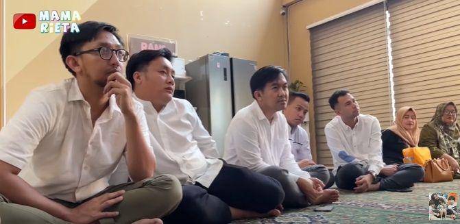 potret Raffi Ahmad manasik haji bersama keluarga  dan karyawan (youtube.com/Mama Rieta)