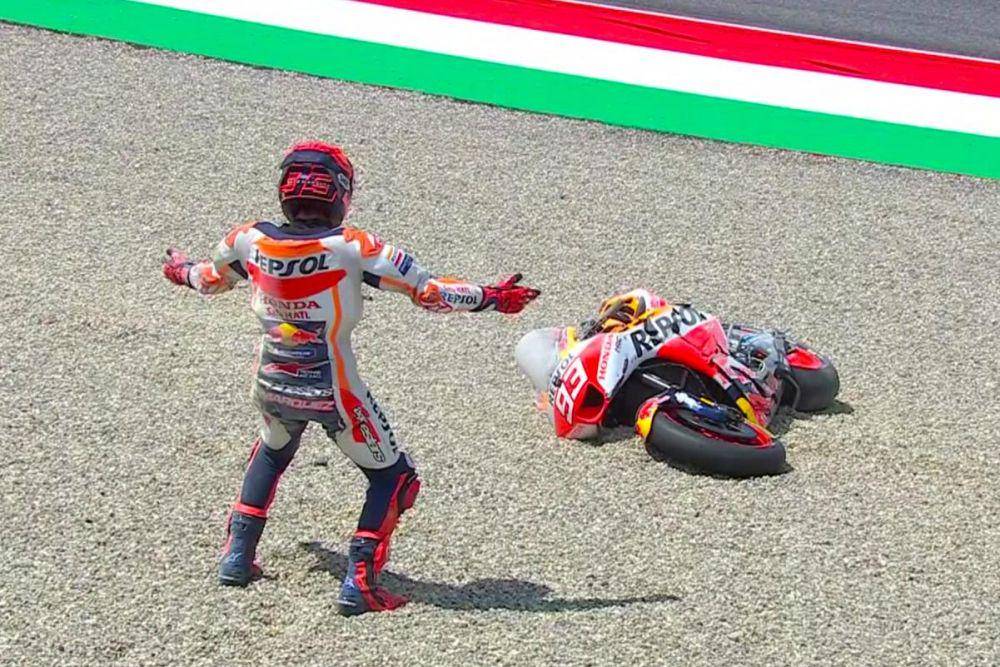 Marc Marquez menunjukkan ekspresi kekecewaan usai terjatuh saat main race GP Italia 2023. (motogp.com)