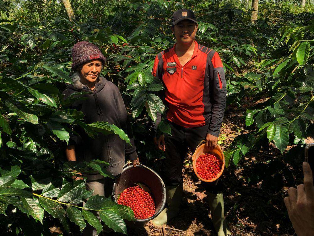 I Putu Gede Wahyu Saputra bersama neneknya yang punya kebun kopi (Dok.Pribadi/Natalia Indah)