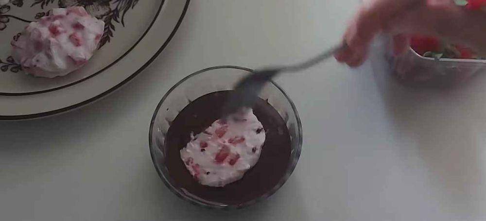 ilustrasi celup stroberi yogurt beku dalam coklat (youtube.com/Be Healthy by Semina)