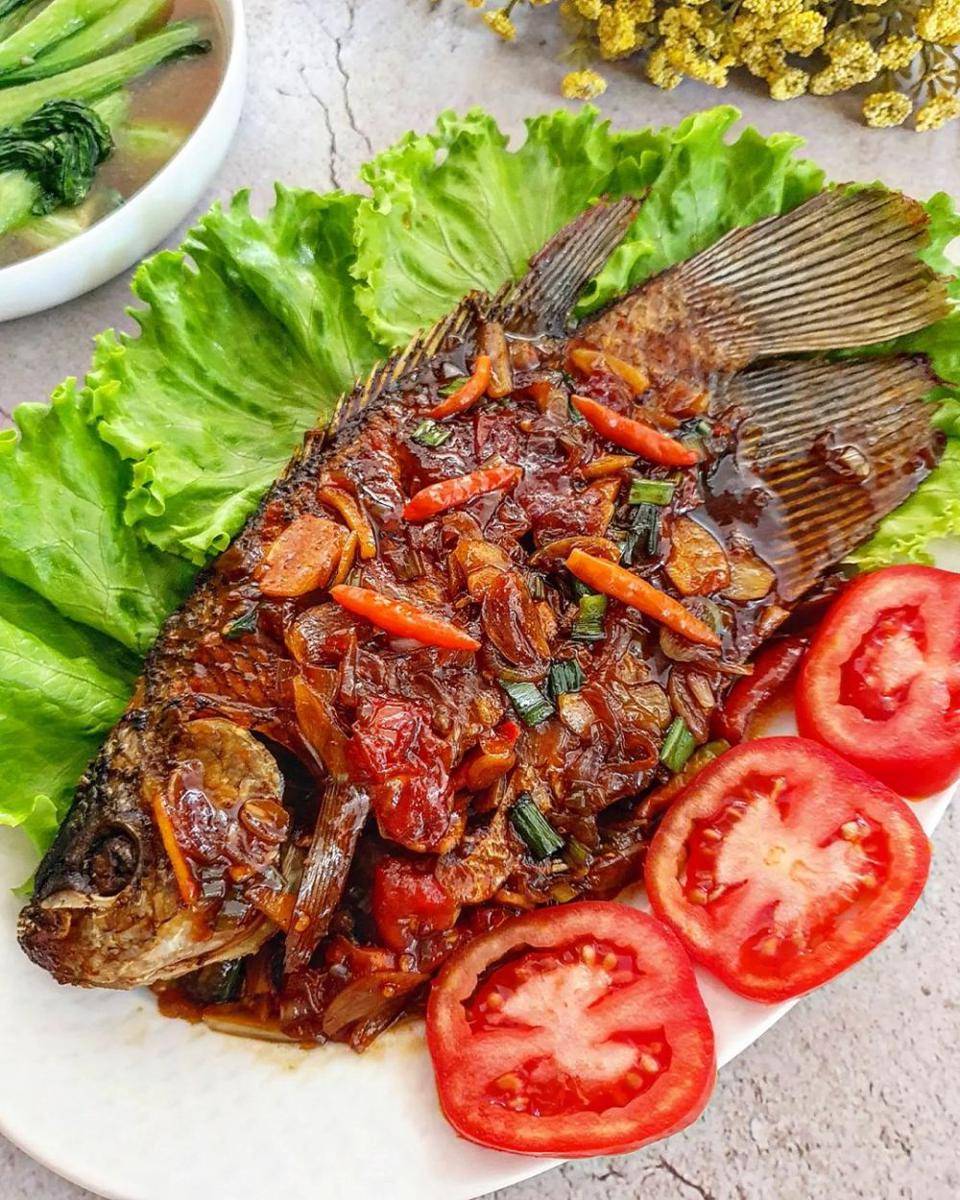 ikan gurame bumbu kecap (instagram.com/yscooking)