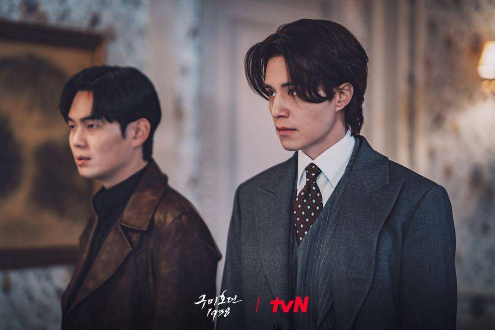 Cheon Moo Yeong (Ryoo Kyung Soo) dan Lee Yeon (Lee Dong Wook) di drakor Tale of the Nine Tailed 1938 (instagram.com/tvn_drama)