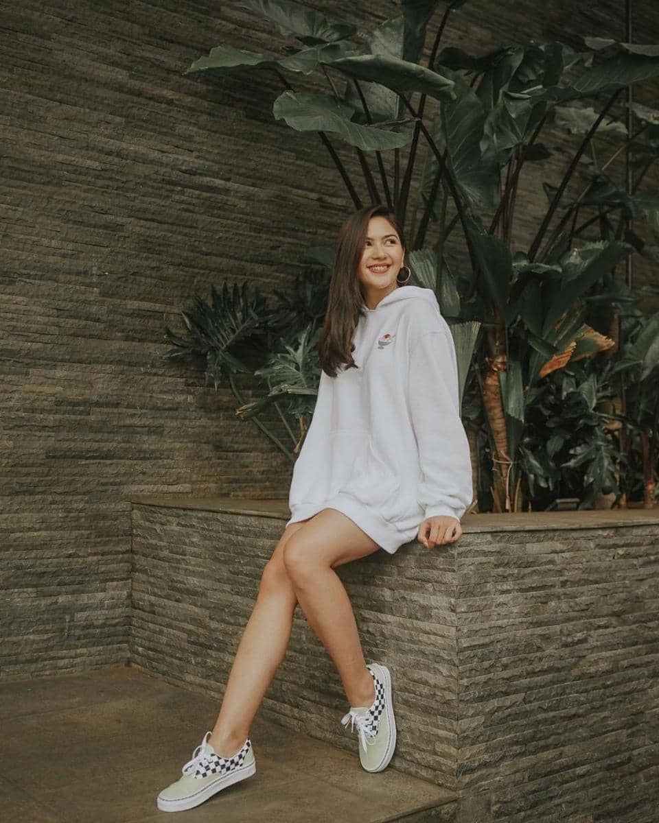 ide outfit all-white ala Jessica Mila (instagram.com/jscmila)