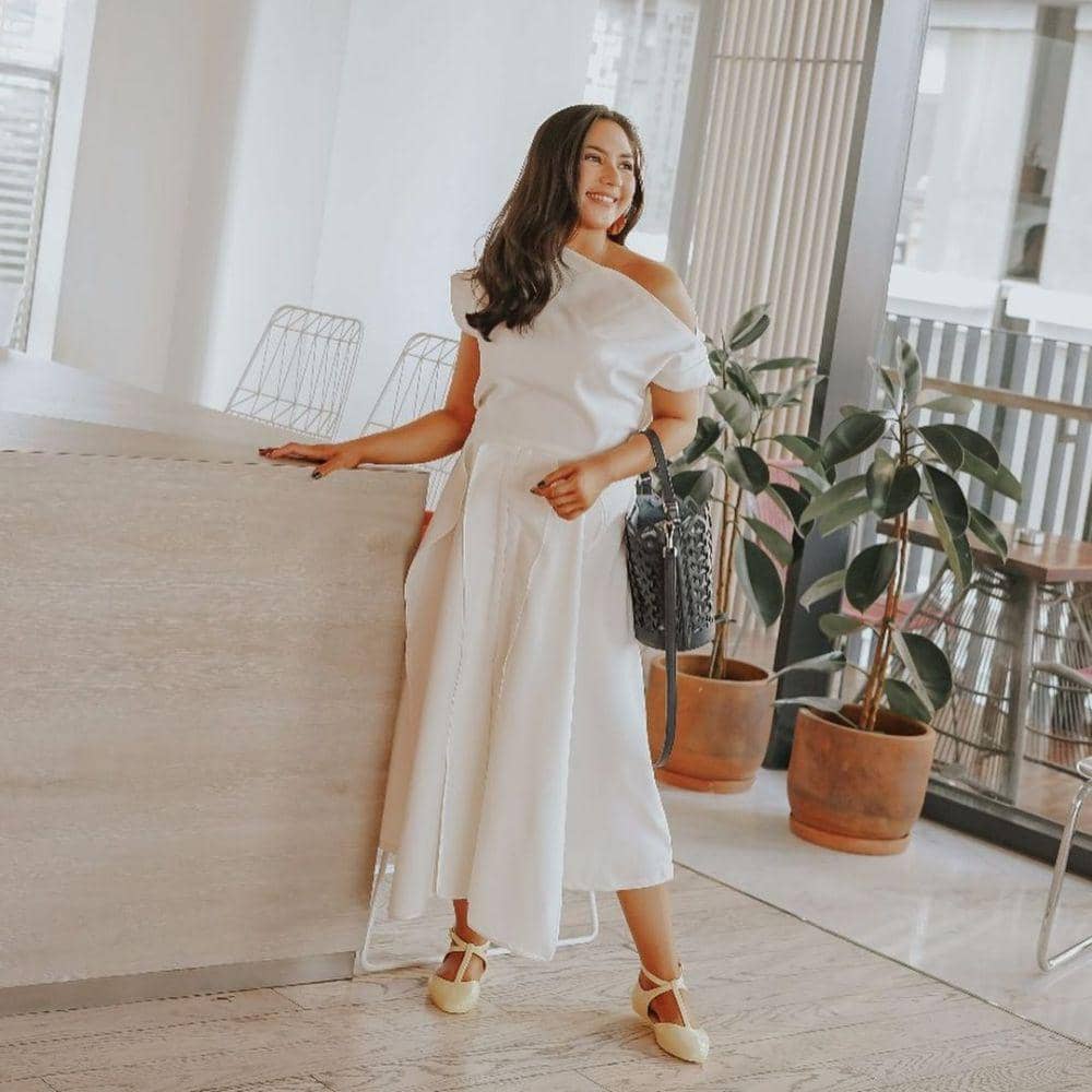 ide outfit all-white ala Jessica Mila (instagram.com/jscmila)