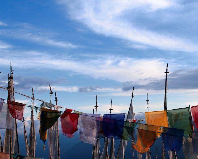 ilustrasi bendera warna warni di sepanjang jalur pendakian (unsplash.com/Unma Desai)