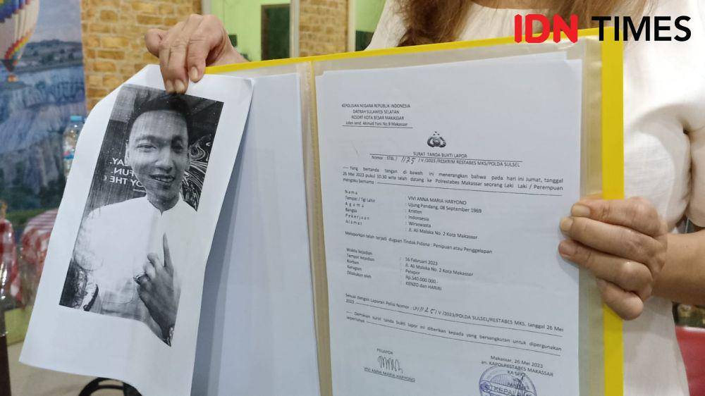 Vivi Anna Maria, korban trading di aplikasi CT4F tunjukan bukti laporan polisi dan foto pemilik CT4F. (Dahrul Amri/IDN Times Sulsel)