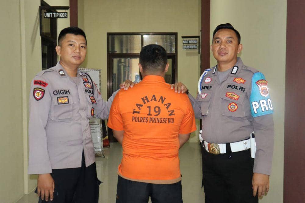Terdesak kebutuhan pribadi AZ (35) warga Desa Cipadang, Kecamatan Waylima, Kabupaten Pesawaran nekat melakukan aksi licik. Dok. Polres Pringsewu).