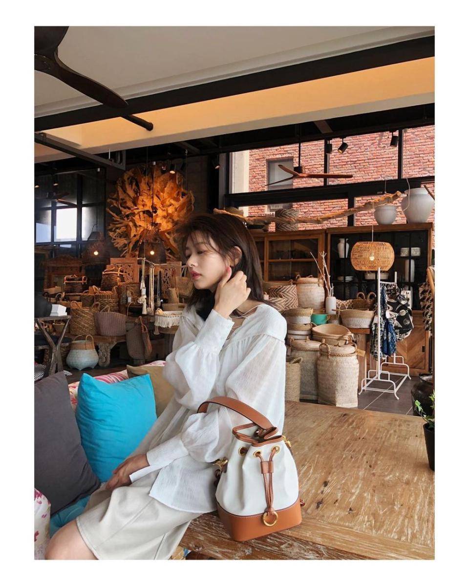 mix and match busana rok ala Jung So Min (instagram.com/somin_jj)