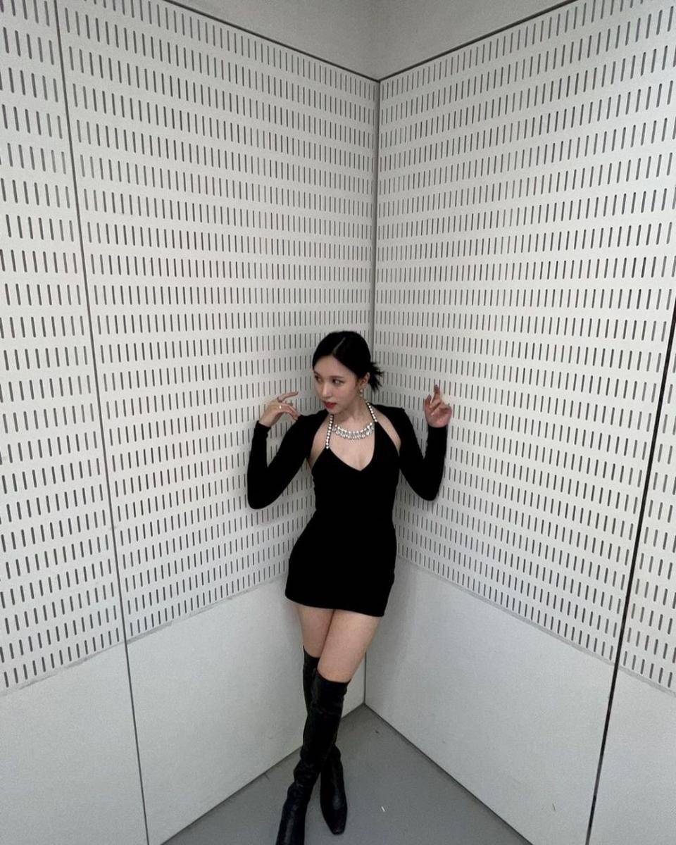 little black dress ala idol K-pop (instagram.com/mina_sr_my)