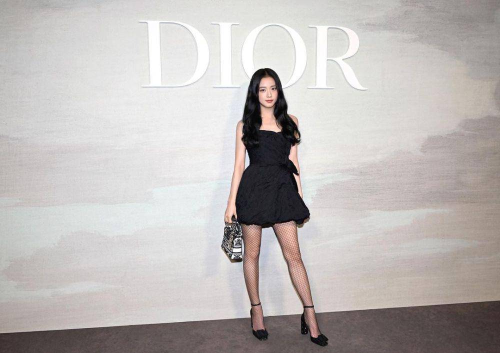 little black dress ala idol K-pop (instagram.com/ sooyaaa__)