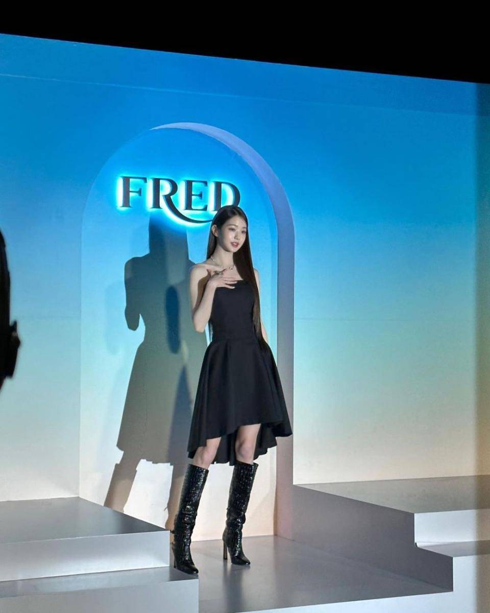 little black dress ala idol K-pop (instagram.com/for_everyoung10)
