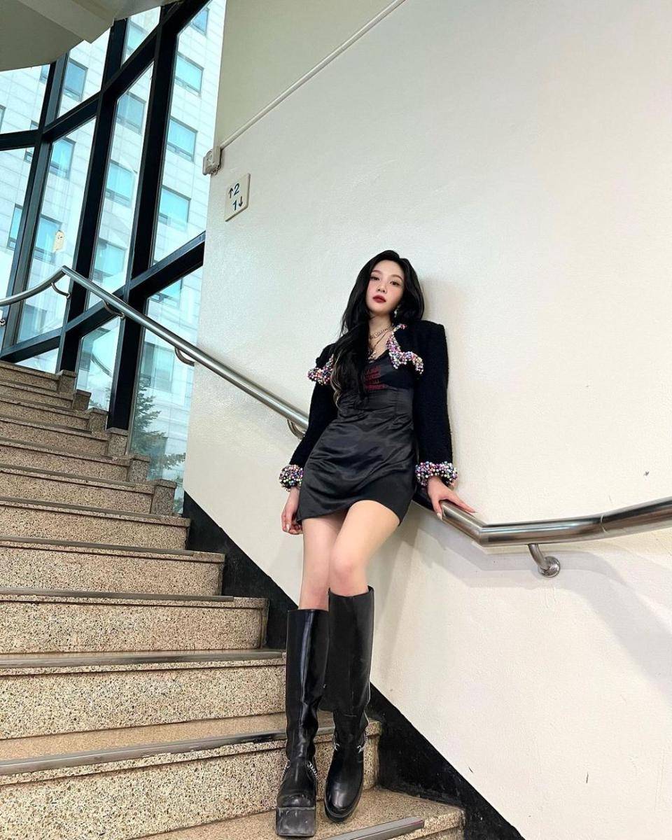 little black dress ala idol K-pop (instagram.com/ _imyour_joy)