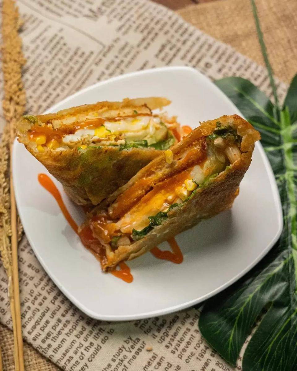 lumpia burger (instagram.com/lumpiaburger_singaraja)