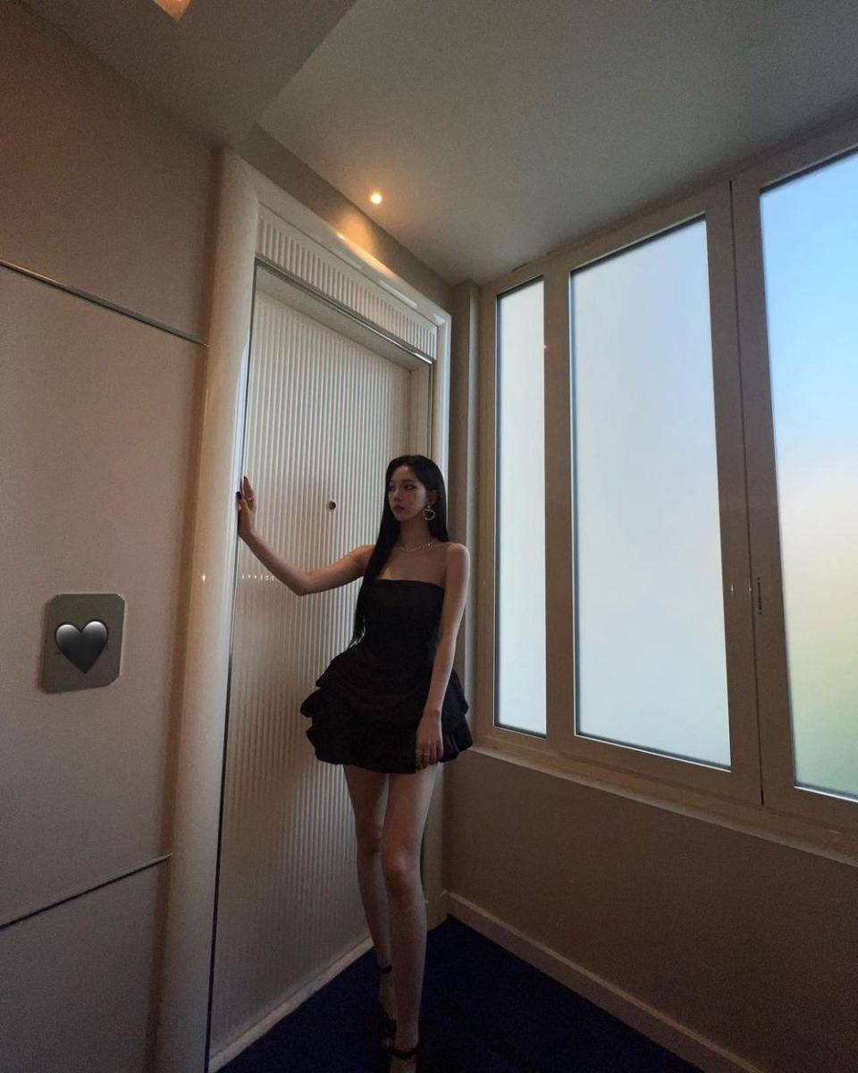 little black dress ala idol K-pop (instagram.com/ katarinabluu)