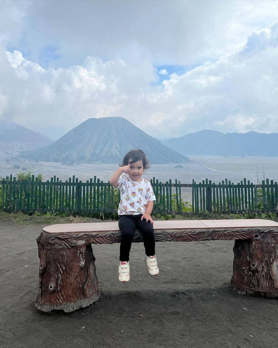 momen Dwi Handayani dan anak di Bromo (instagram.com/dwihandaanda)