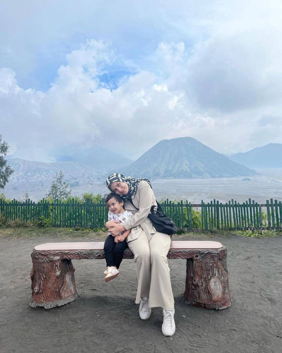 momen Dwi Handayani dan anak di Bromo (instagram.com/dwihandaanda)
