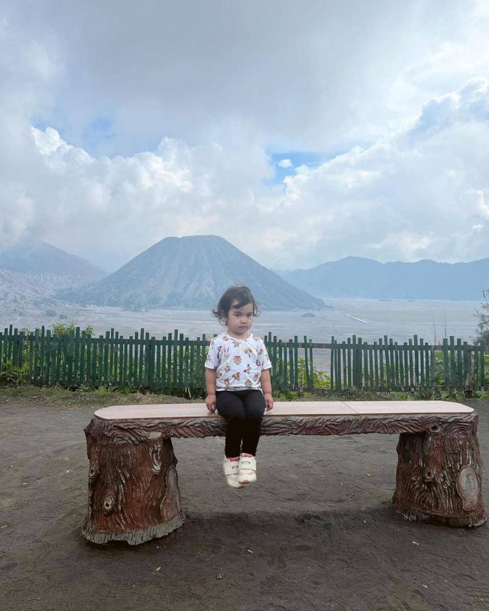 momen Dwi Handayani dan anak di Bromo (instagram.com/dwihandaanda)