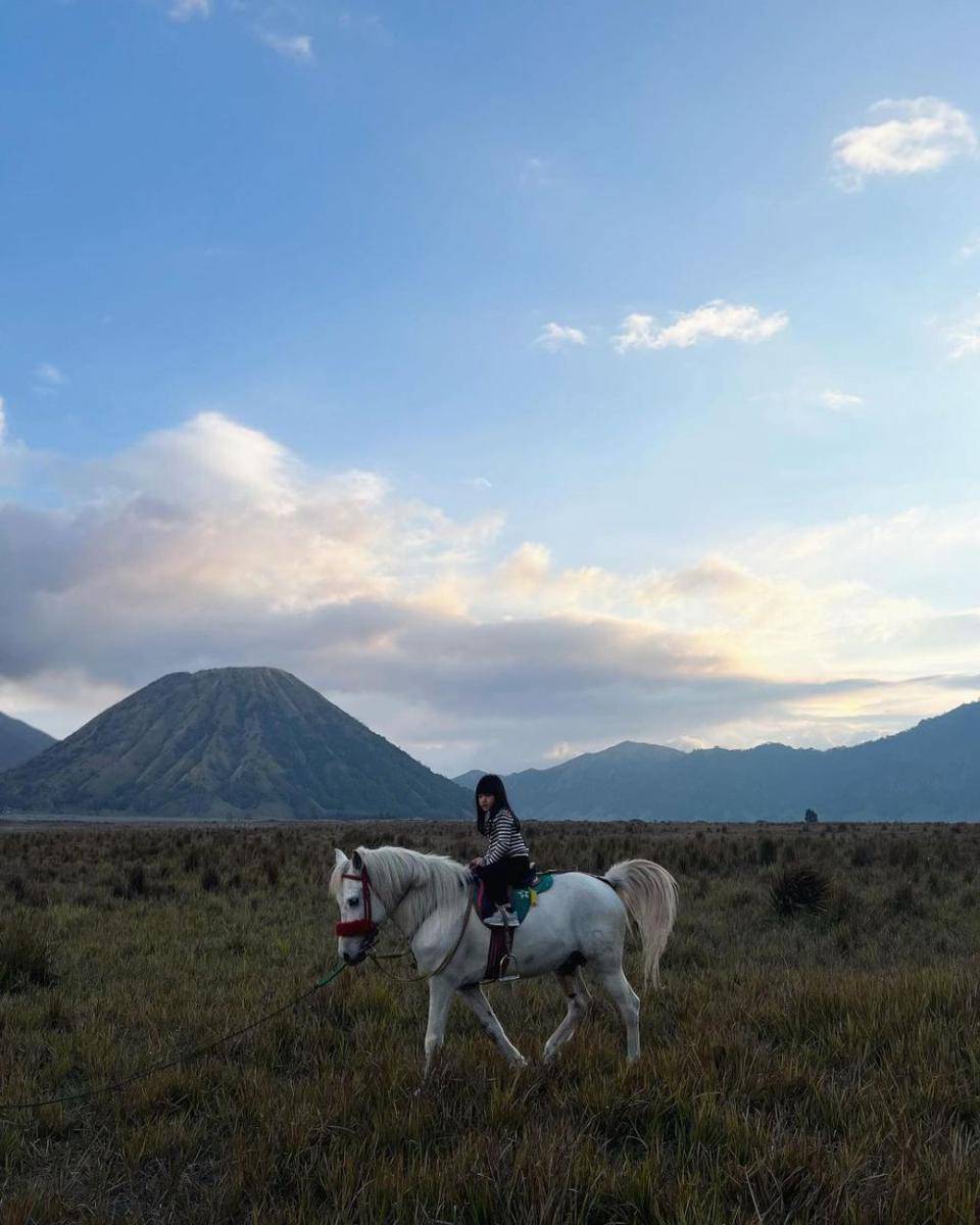 momen Dwi Handayani dan anak di Bromo (instagram.com/dwihandaanda)