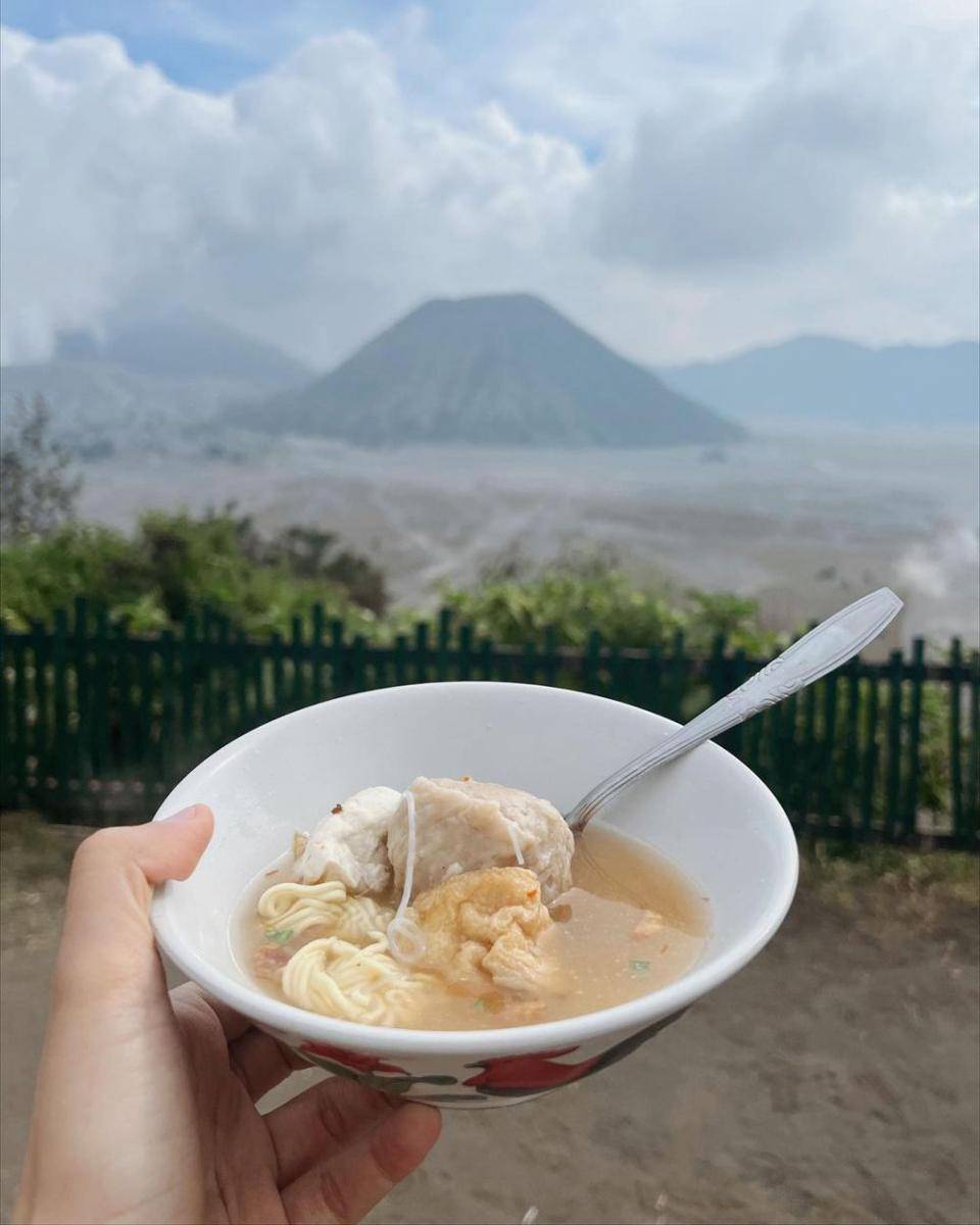 momen Dwi Handayani dan anak di Bromo (instagram.com/dwihandaanda)