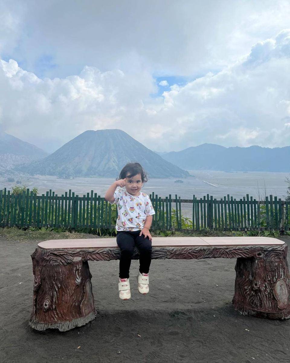 momen Dwi Handayani dan anak di Bromo (instagram.com/dwihandaanda)