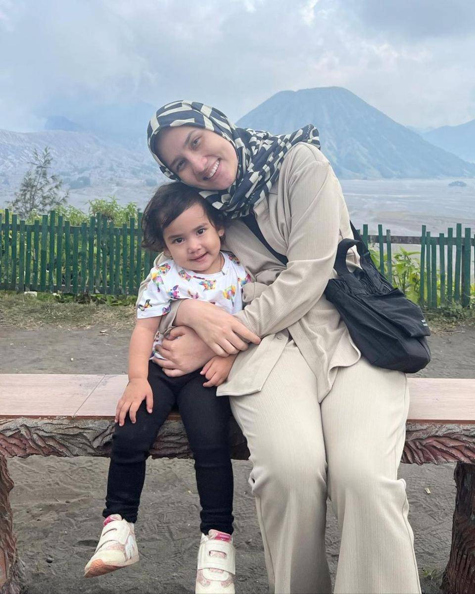 momen Dwi Handayani dan anak di Bromo (instagram.com/dwihandaanda)