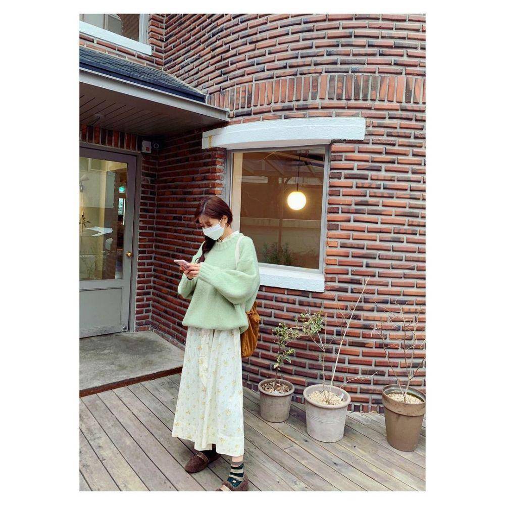 mix and match busana rok ala Jung So Min (instagram.com/somin_jj)