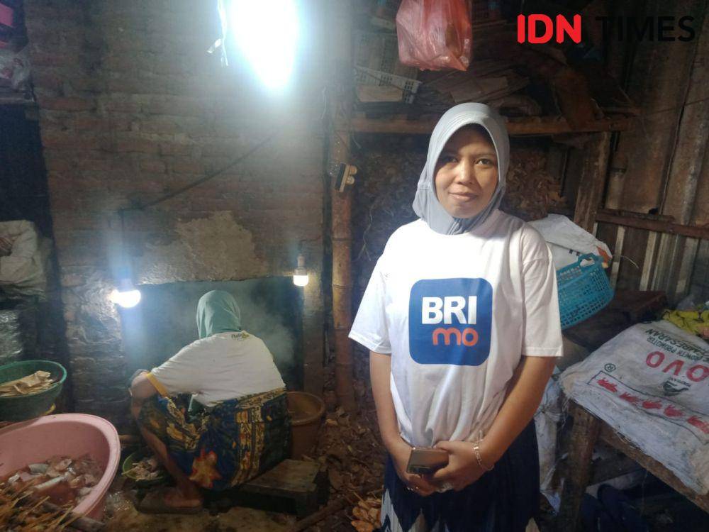 Upik Zuraida, saat menunjukkan produksi ikan asap di daerah Kenjeran Surabaya, Selasa (6/6/2023). IDN Times/Faiz Nashrillah