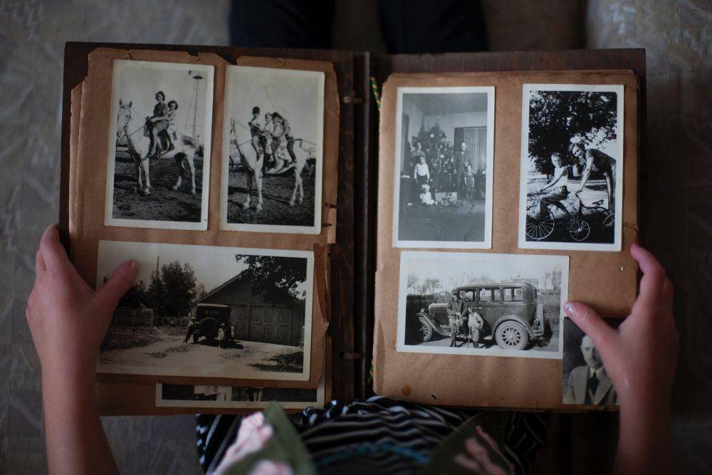 Memandang foto-foto jadul bisa merangsang otak kita untuk bernostalgia. (unsplash.com/Laura Fuhrman)