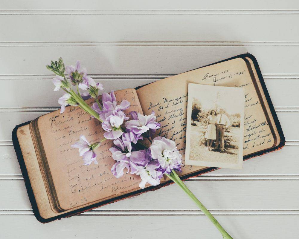 ilustrasi bernostalgia dengan kisah masa lalu (unsplash.com/Debby Hudson)