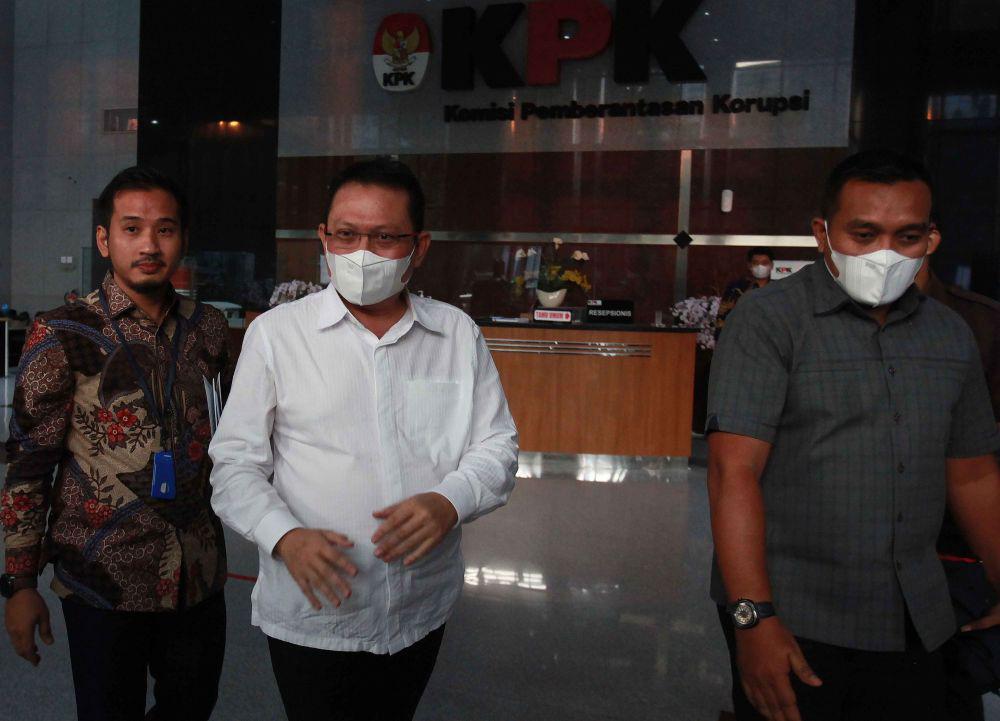 Sekretaris Mahkamah Agung (MA) Hasbi Hasan (tengah) berjalan keluar usai menjalani pemeriksaan sebagai tersangka di Gedung Komisi Pemberantasan Korupsi (KPK), Jakarta, Rabu (24/5/2023). (ANTARA FOTO/Reno Esnir)