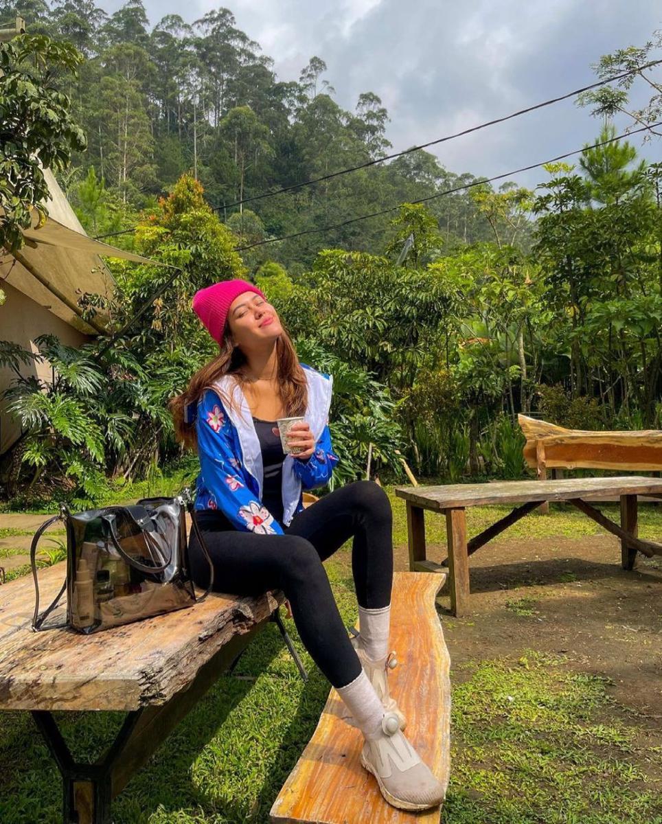 OOTD pakai topi ala Rebecca Tamara (instagram.com/rebeccatamara)