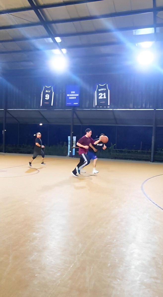 potret Dude Harlino bermain basket (instagram.com/dude2harlino)