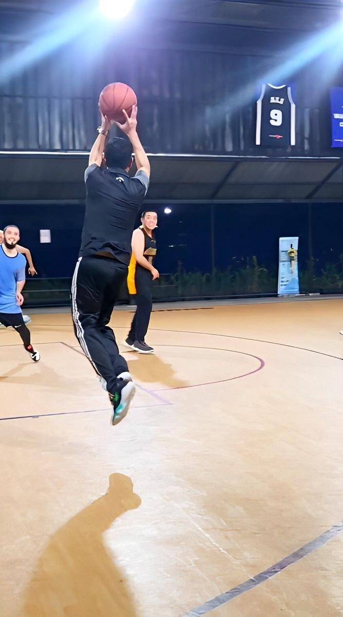 potret Dude Harlino bermain basket (instagram.com/dude2harlino)