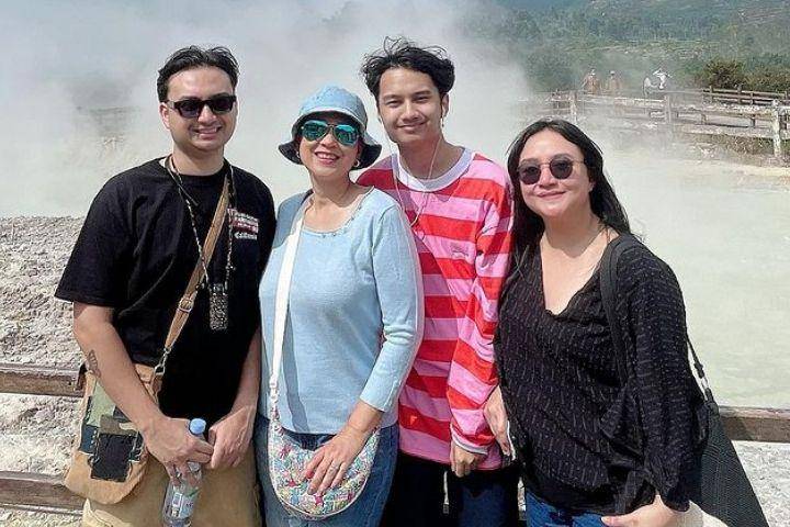 potret Ira Wibowo bersama Mario Bagaskara, Radya Bagaskara, dan Chika Bagaskara (instagram.com/irawbw)