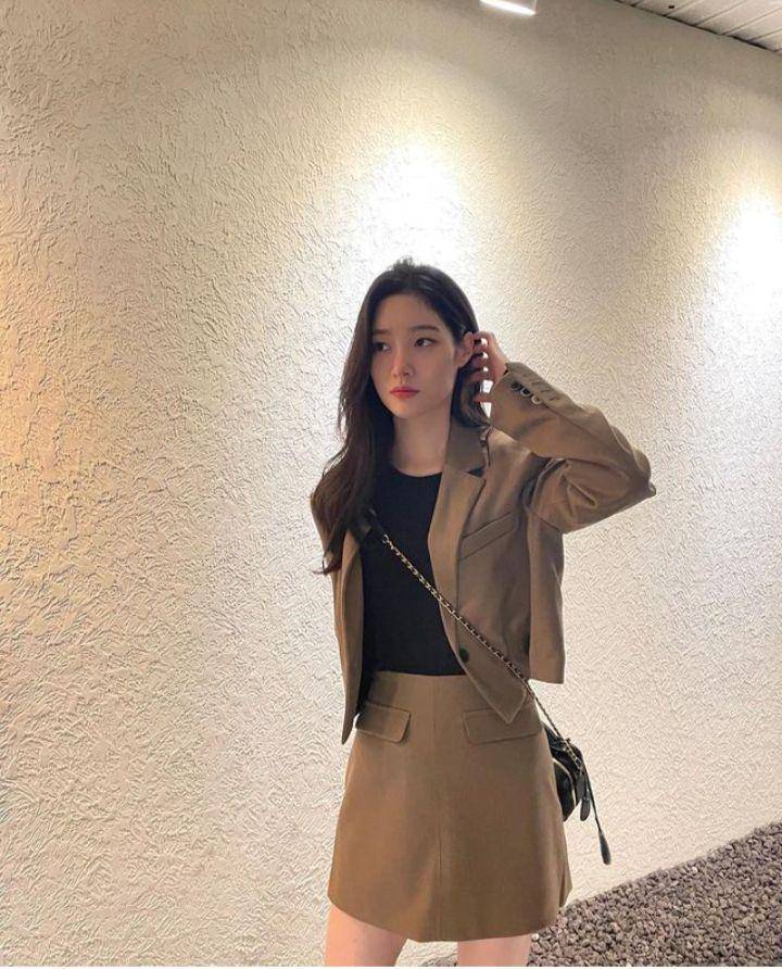 Outfit Hangout ala Jung Chae Yeon (instagram.com/j_chaeyeoni)