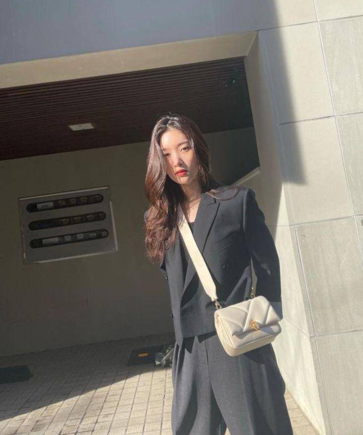Outfit Hangout ala Jung Chae Yeon (instagram.com/j_chaeyeoni)