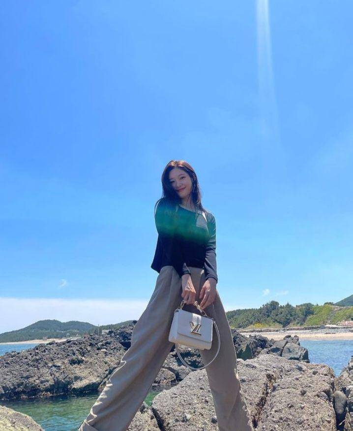 Outfit Hangout ala Jung Chae Yeon (instagram.com/j_chaeyeoni)