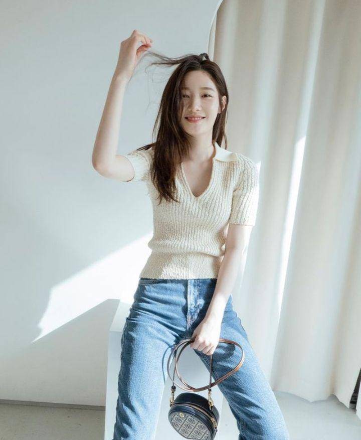 Outfit Hangout ala Jung Chae Yeon (instagram.com/j_chaeyeoni)