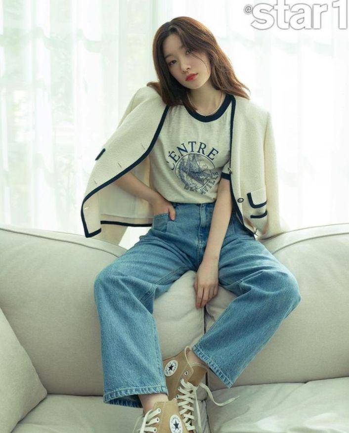 Outfit Hangout ala Jung Chae Yeon (instagram.com/j_chaeyeoni)