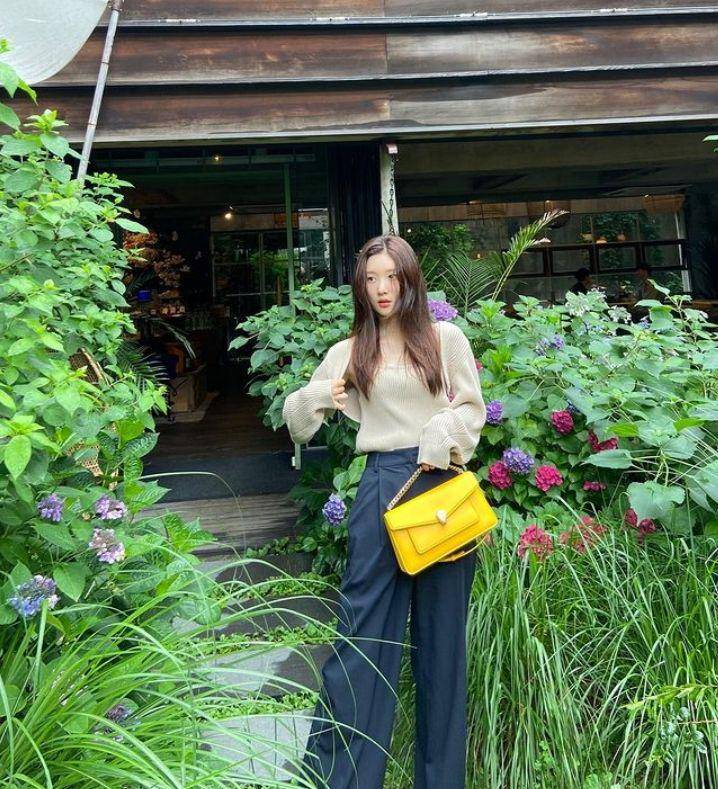 Outfit Hangout ala Jung Chae Yeon (instagram.com/j_chaeyeoni)