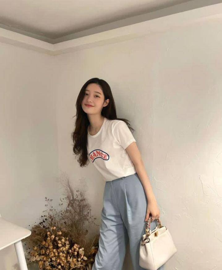 Outfit Hangout ala Jung Chae Yeon (instagram.com/j_chaeyeoni)