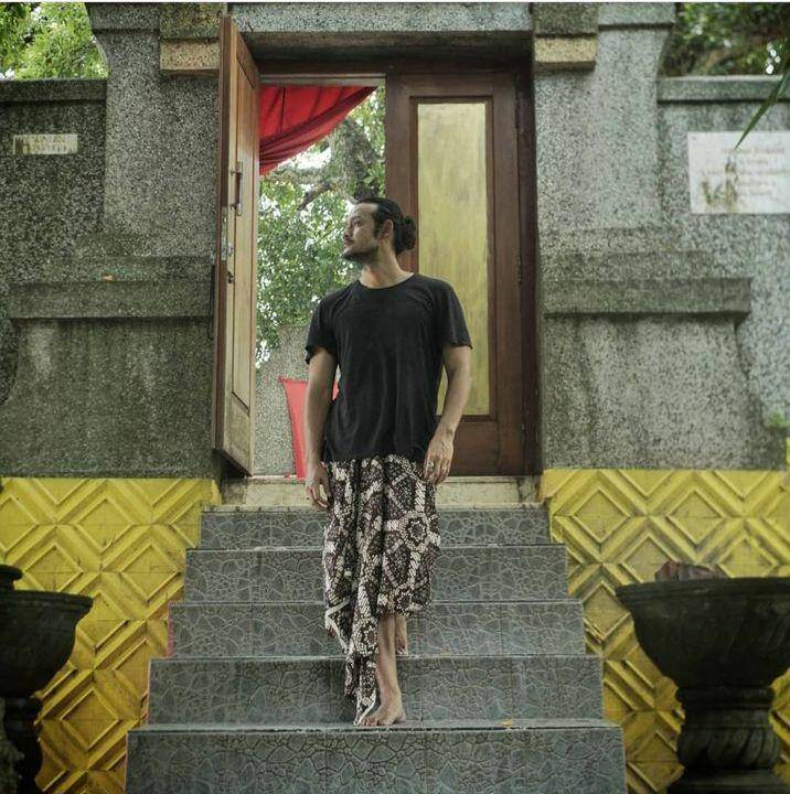 Potret Dwi Sasono menggunakan kain jarik (Instagram.com/dwisasono)