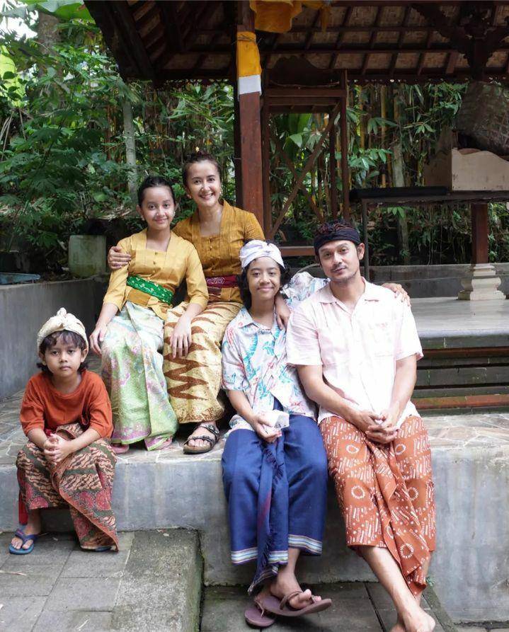 Potret Dwi Sasono menggunakan kain jarik (Instagram.com/dwisasono)