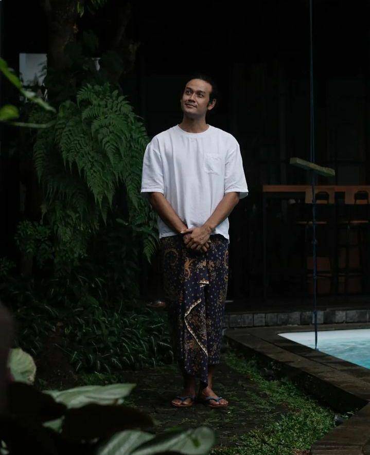 Potret Dwi Sasono menggunakan kain jarik (instagram.com/dwisasono)