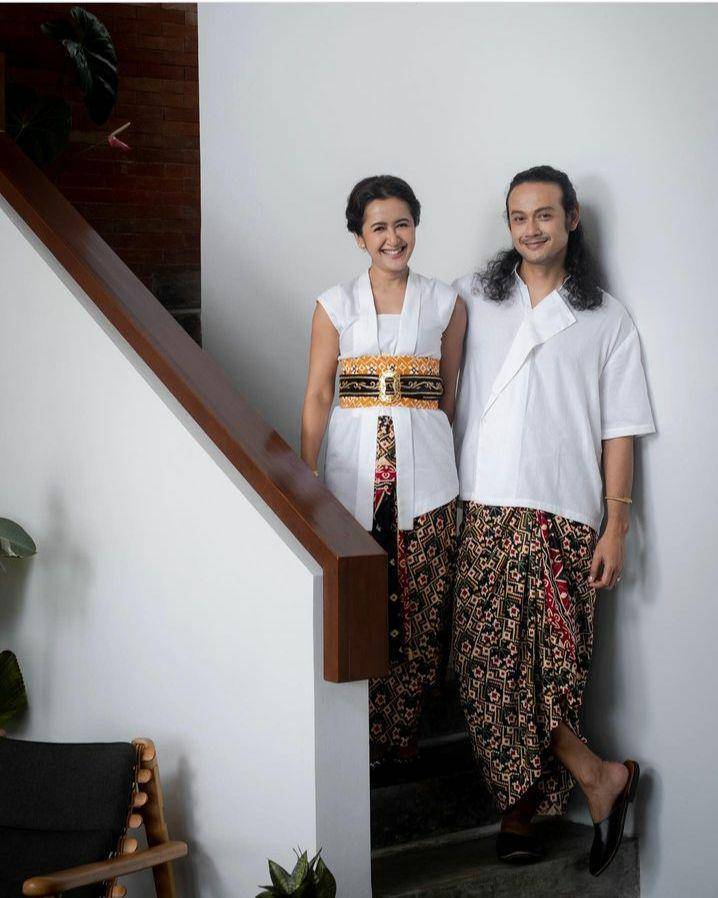 Potret Dwi Sasono menggunakan kain jarik (instagram.com/widimulia)