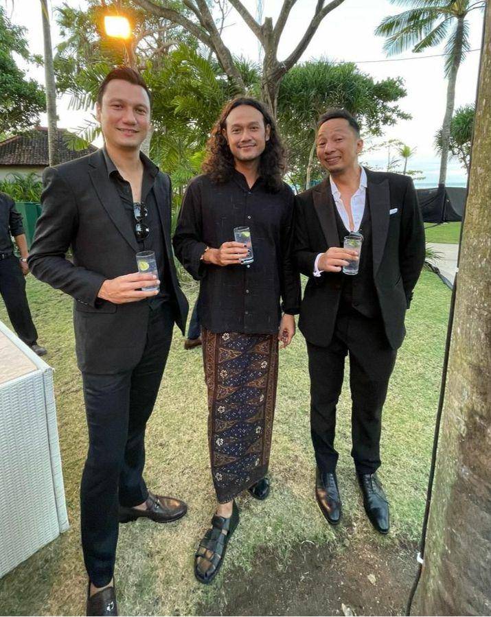 Potret Dwi Sasono menggunakan kain jarik (instagram.com/widimulia)