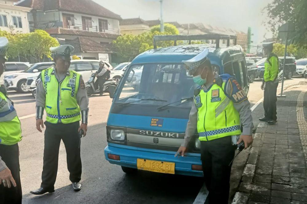 Sempat Viral, WNA Pengemudi Angkot di Bali Ditilang Polisi