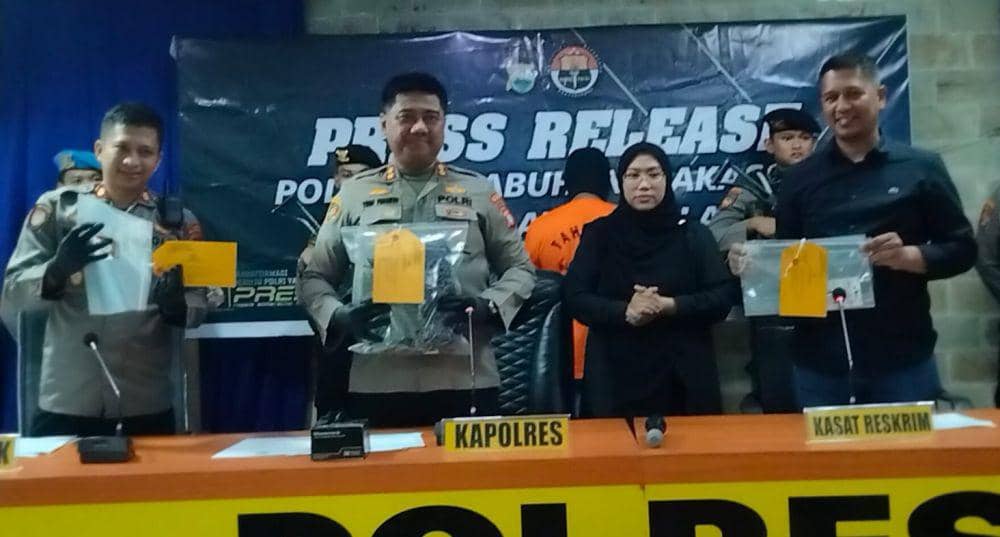 Polres Pelabuhan Makassar rilis preman pembakar 3 mobil di Makassar. (Istimewa)